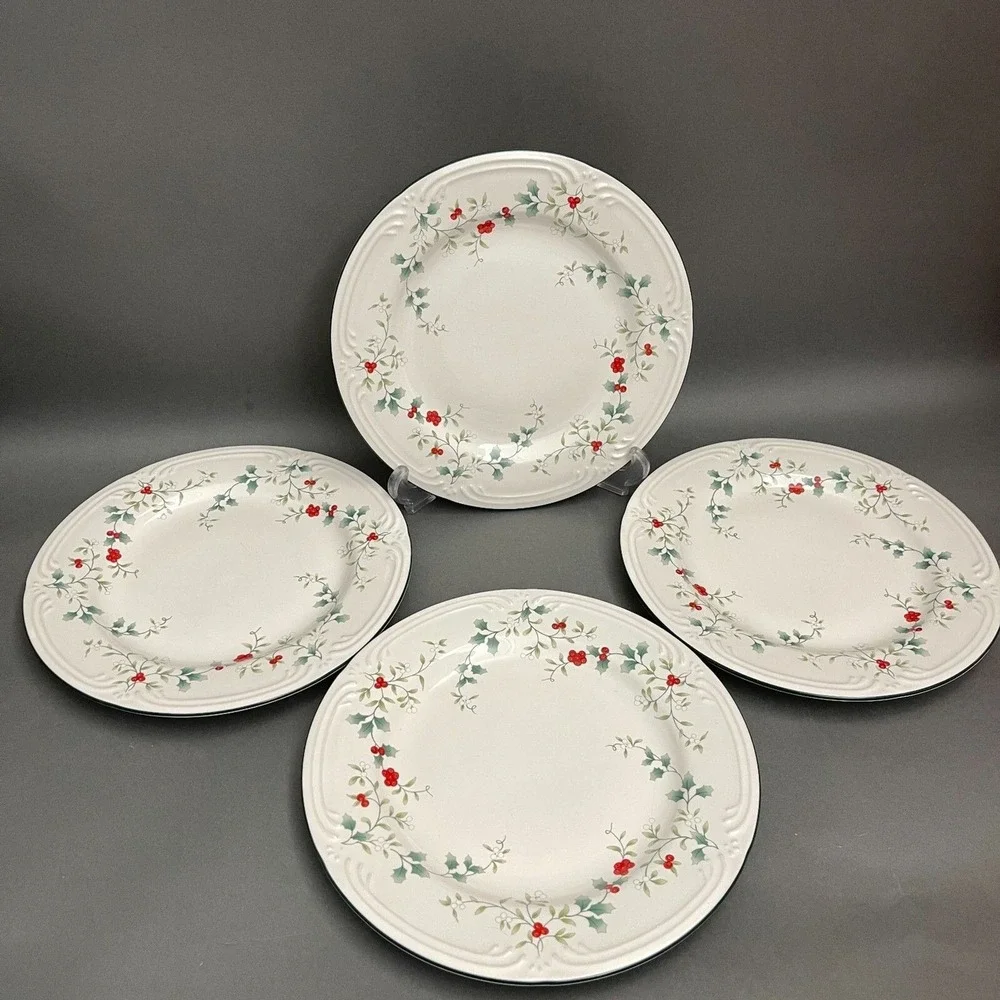 Pfaltzgraff Winterberry‎ Dinner Plates White Red Green 10 3/8